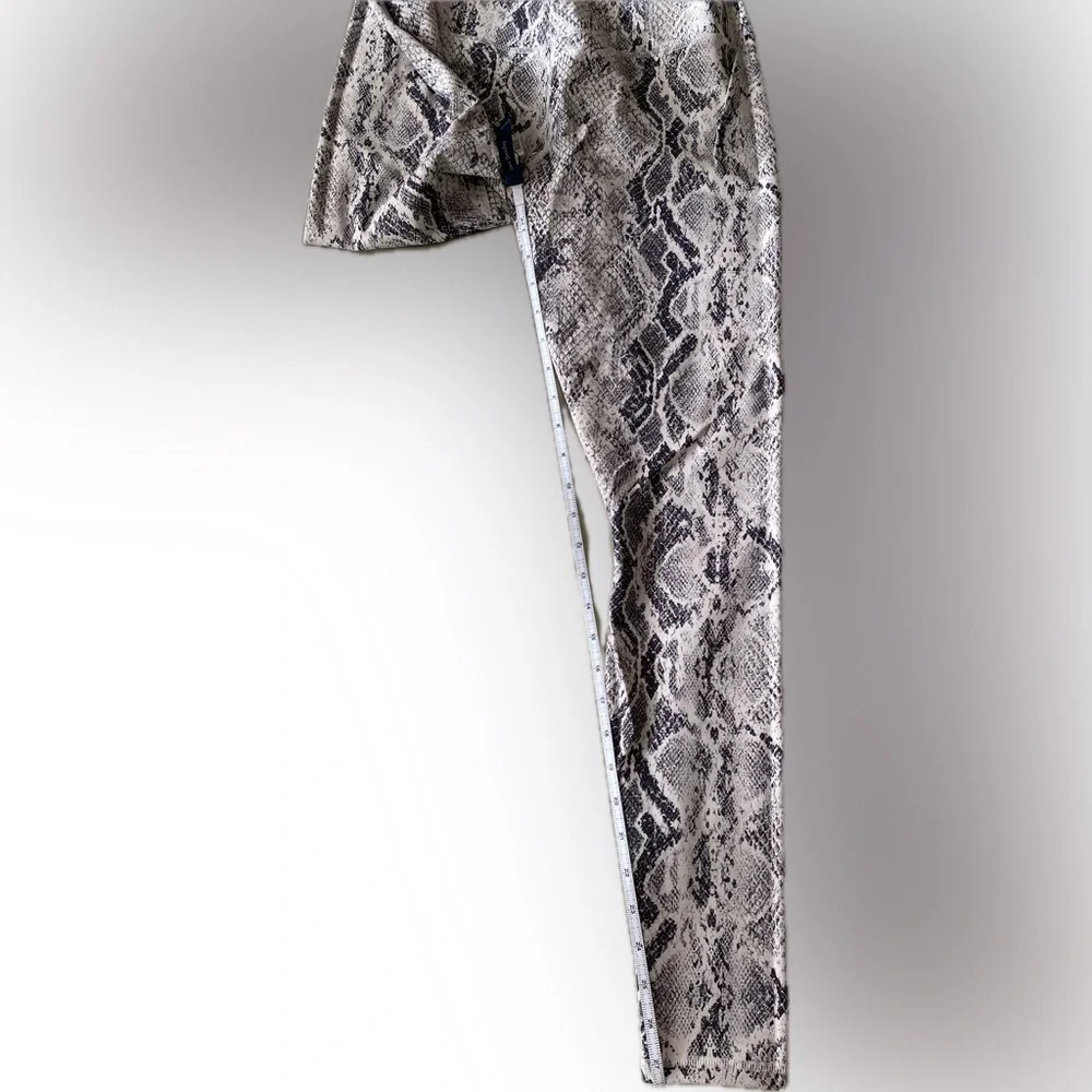 Alo Yoga  High Waist Vapor Snakeskin Legging  L  Bone NWOT - Picture 5 of 8
